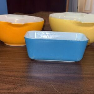 Vintage Pyrex Glass Wear Lot. 2 Cinderella Mixing Bowls & A Refrigerator Dish